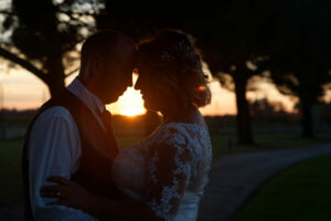 Mariage photo de couple coucher du soleil